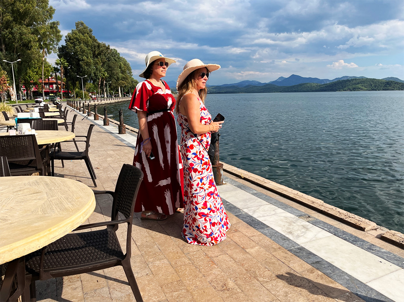 femmes-lac-terrasse